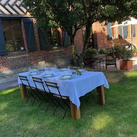 Le Domaine Des Volets Bleus Bed and Breakfast