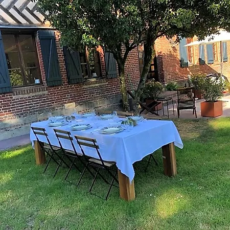 Le Domaine Des Volets Bleus Bed & Breakfast