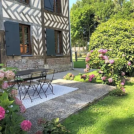 Le Domaine Des Volets Bleus Bed & Breakfast Beuzeville
