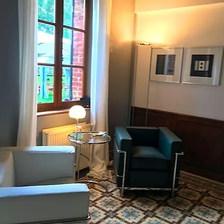 Le Domaine Des Volets Bleus Bed & Breakfast 3*