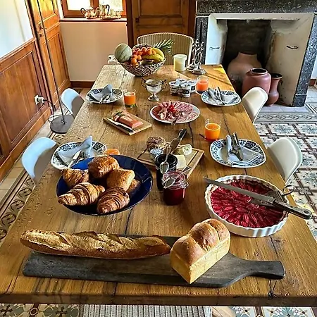 Le Domaine Des Volets Bleus Bed & Breakfast Beuzeville