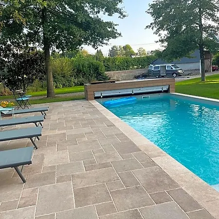 Le Domaine Des Volets Bleus Bed & Breakfast